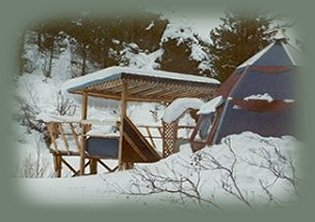 the river front deck dome on the river at the nature retreat in southern oregon near crater lake national park: cabins, treehouses on the river in the forest.